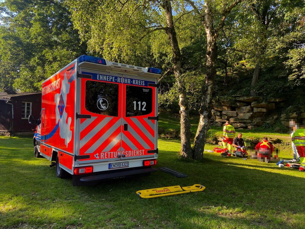 FW-EN: 79- jähriger stürzt mit Aufsitzrasenmäher 10m ab und verletzt sich schwer - Personensuche im unwegsamen Steinbruch - Hubschraubereinsatz mit Winde