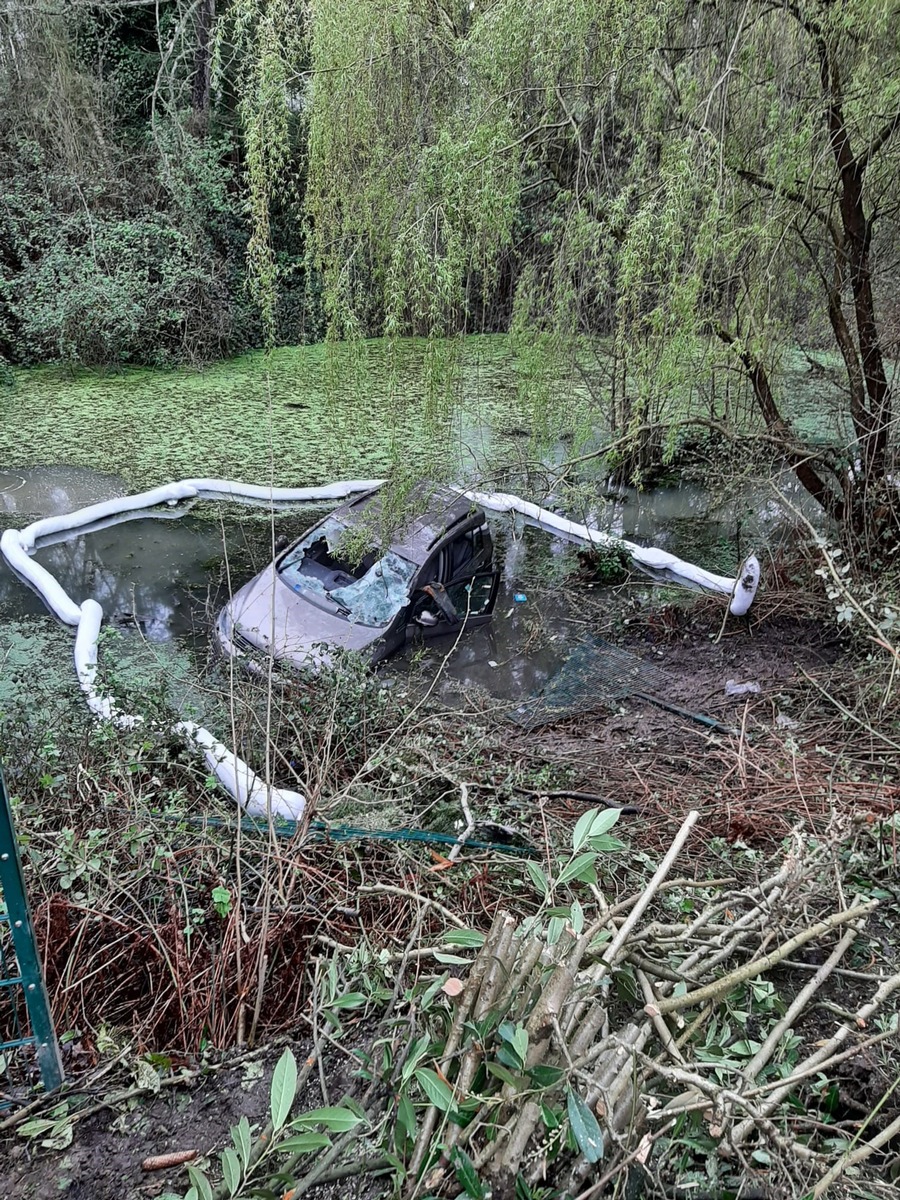 FW-DO: PKW fährt in Tümpel - zwei beteiligte Personen