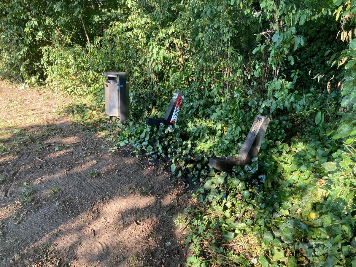 POL-SE: Elmshorn - Altöl über Sitzbank gekippt