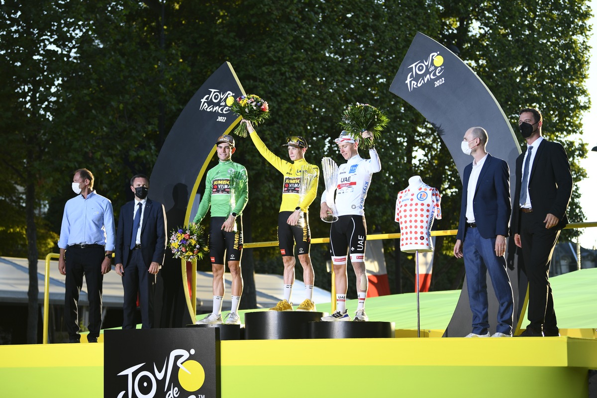 Tour de France-Sieger Jonas Vingegaard mit Kristallglastrophäe von SKODA AUTO geehrt