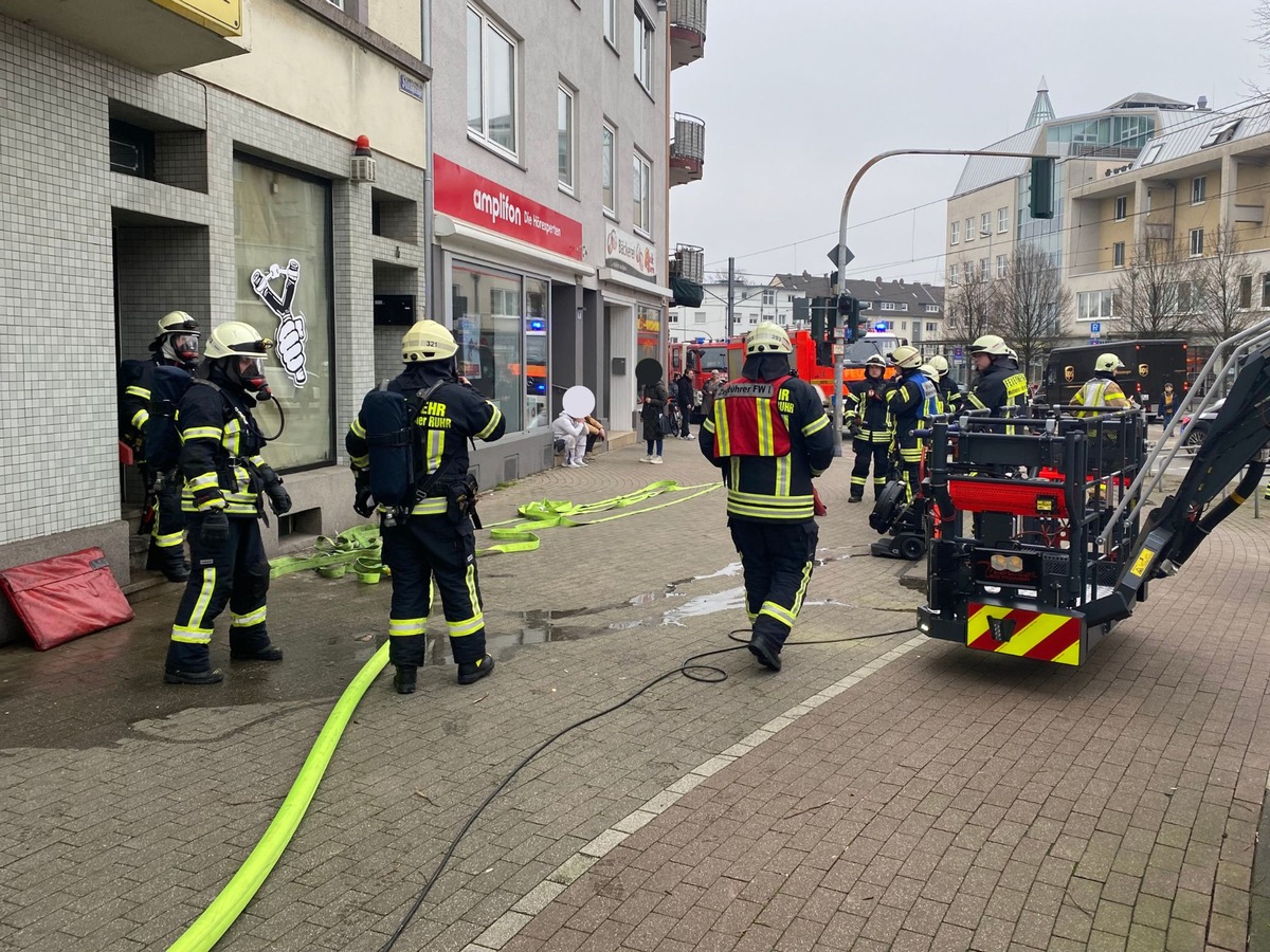 FW-MH: Klebstoff sorgt für eine starke Rauchentwicklung