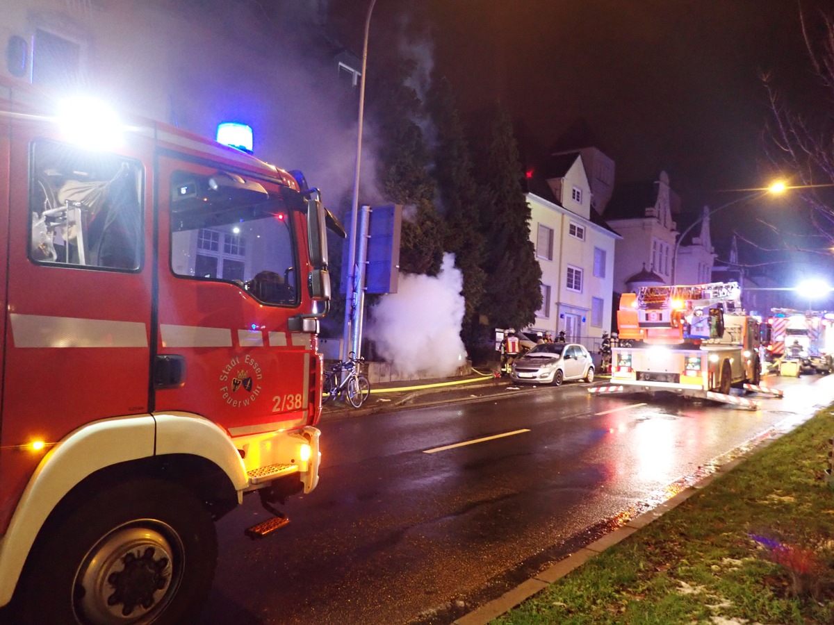 FW-E: Rauchmelder rettet 29-jährigen das Leben, Souterrainwohnung im Vollbrand - keine Verletzten