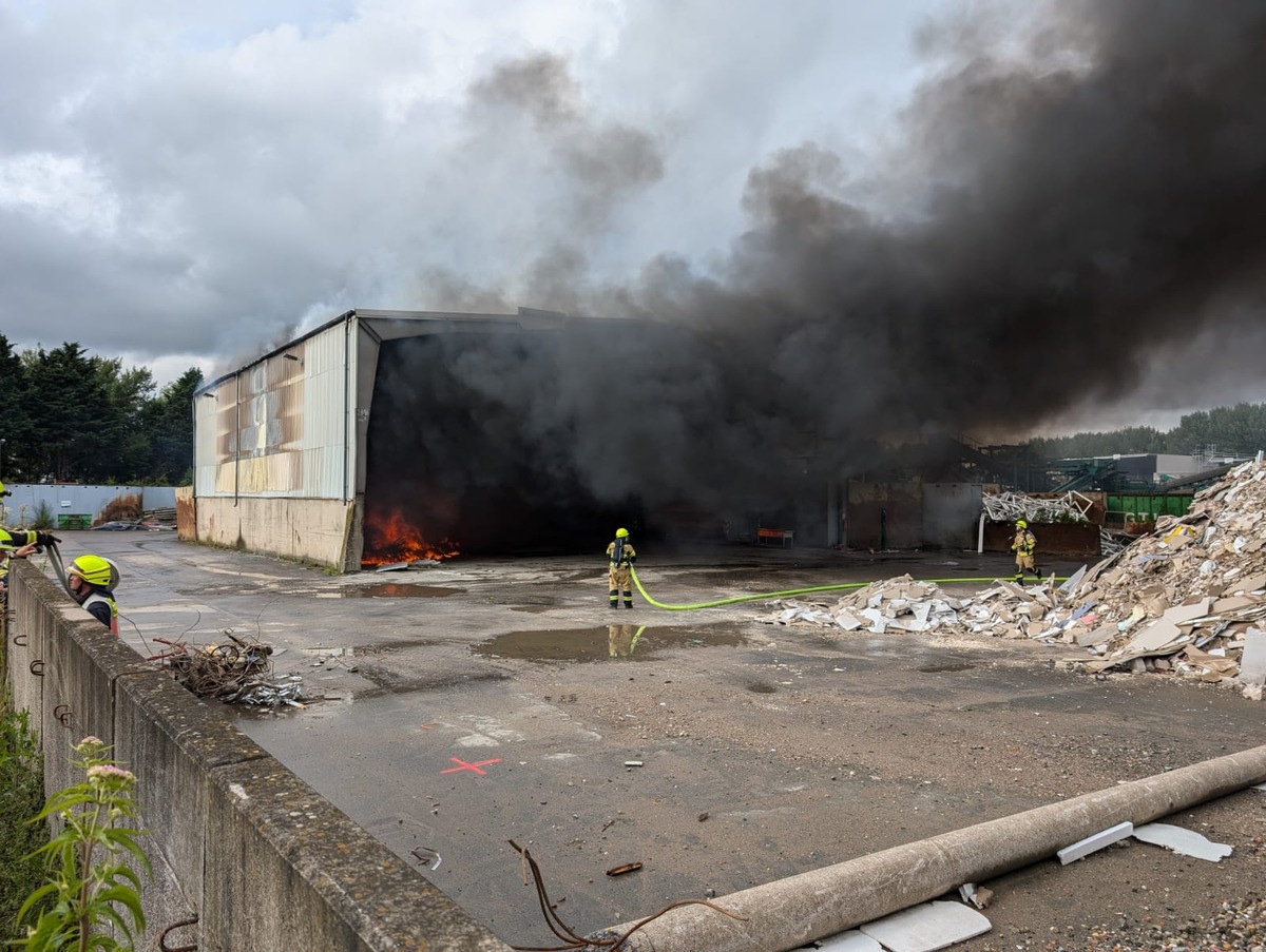 FW Kamen: Brennt Lagerhalle in Kamen.