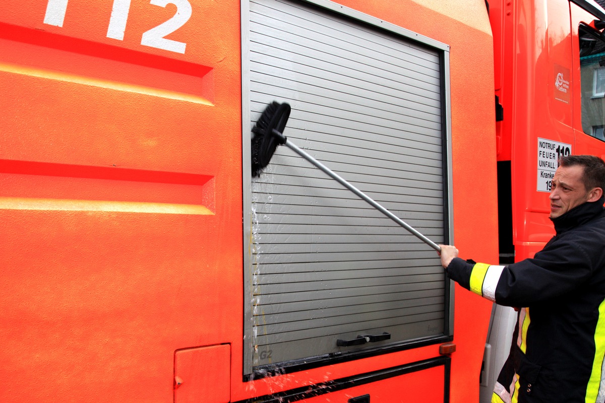 FW-E: Verspäteter Halloween-Streich? Löschfahrzeug der Essener Feuerwehr von rohem Ei getroffen