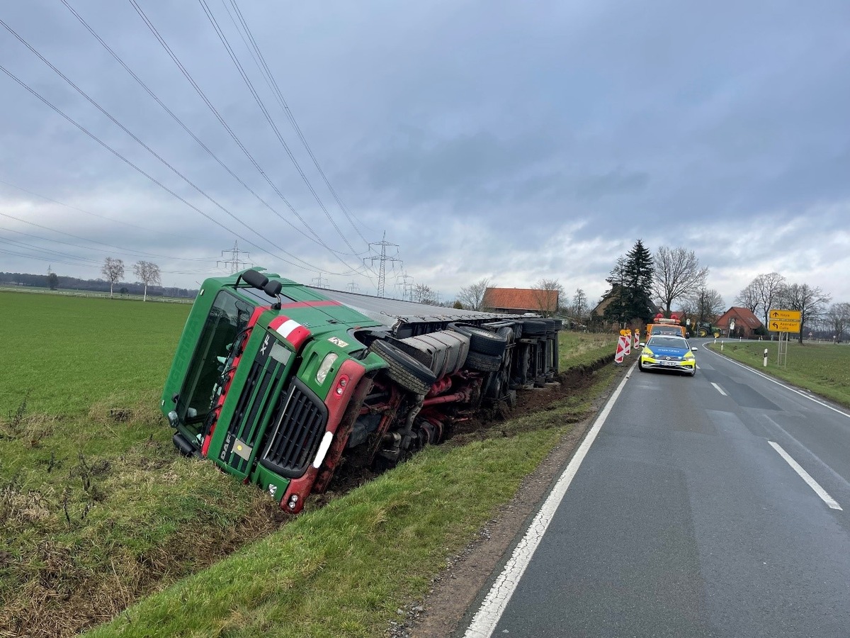 POL-NI: LKW kippt in Straßengraben