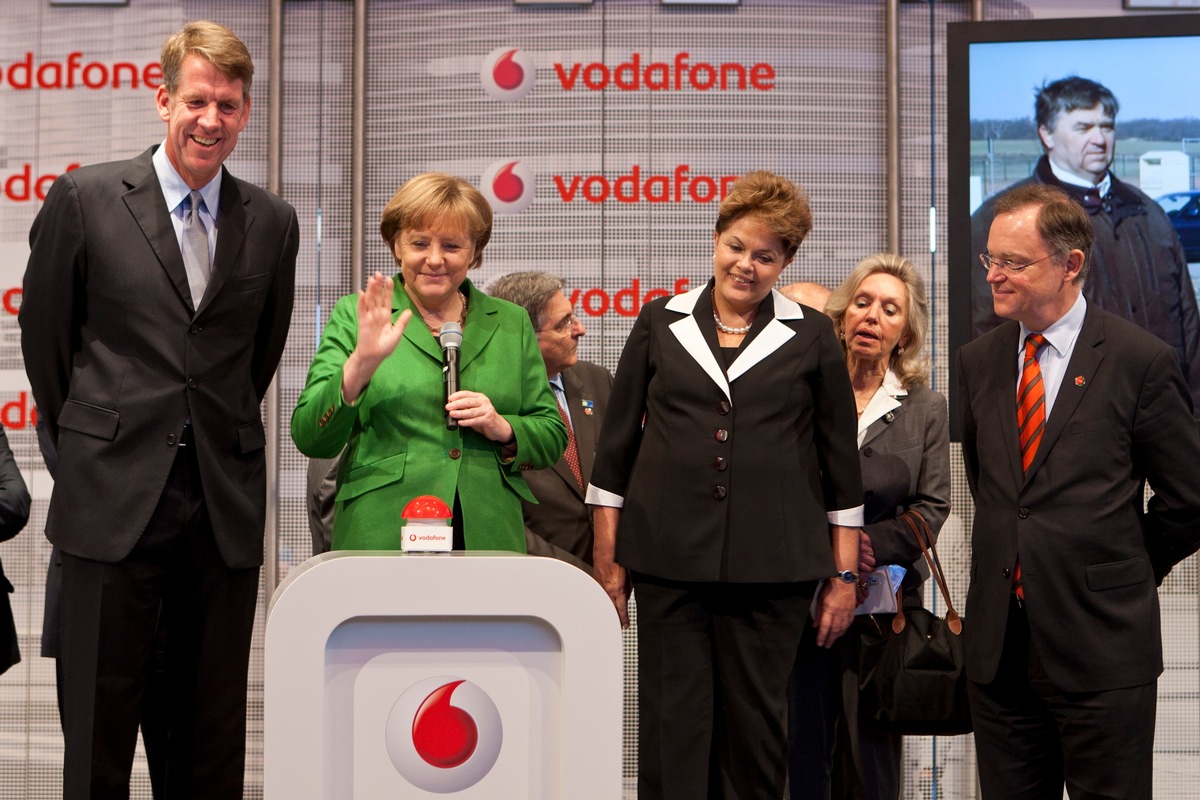 CeBIT Rundgang: Fritz Joussen und Angela Merkel starten LTE in ostdeutscher Gemeinde / Kanzlerin startet live von der CeBIT das schnelle Internet für Möllenhagen (mit Bild)