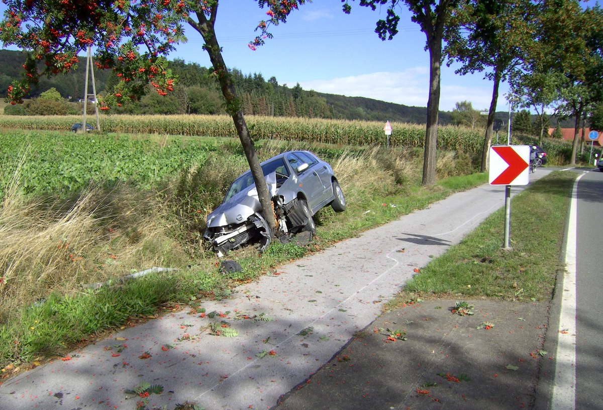 POL-MI: Auto kommt von der Holsener Straße ab - 24-Jährige leicht verletzt