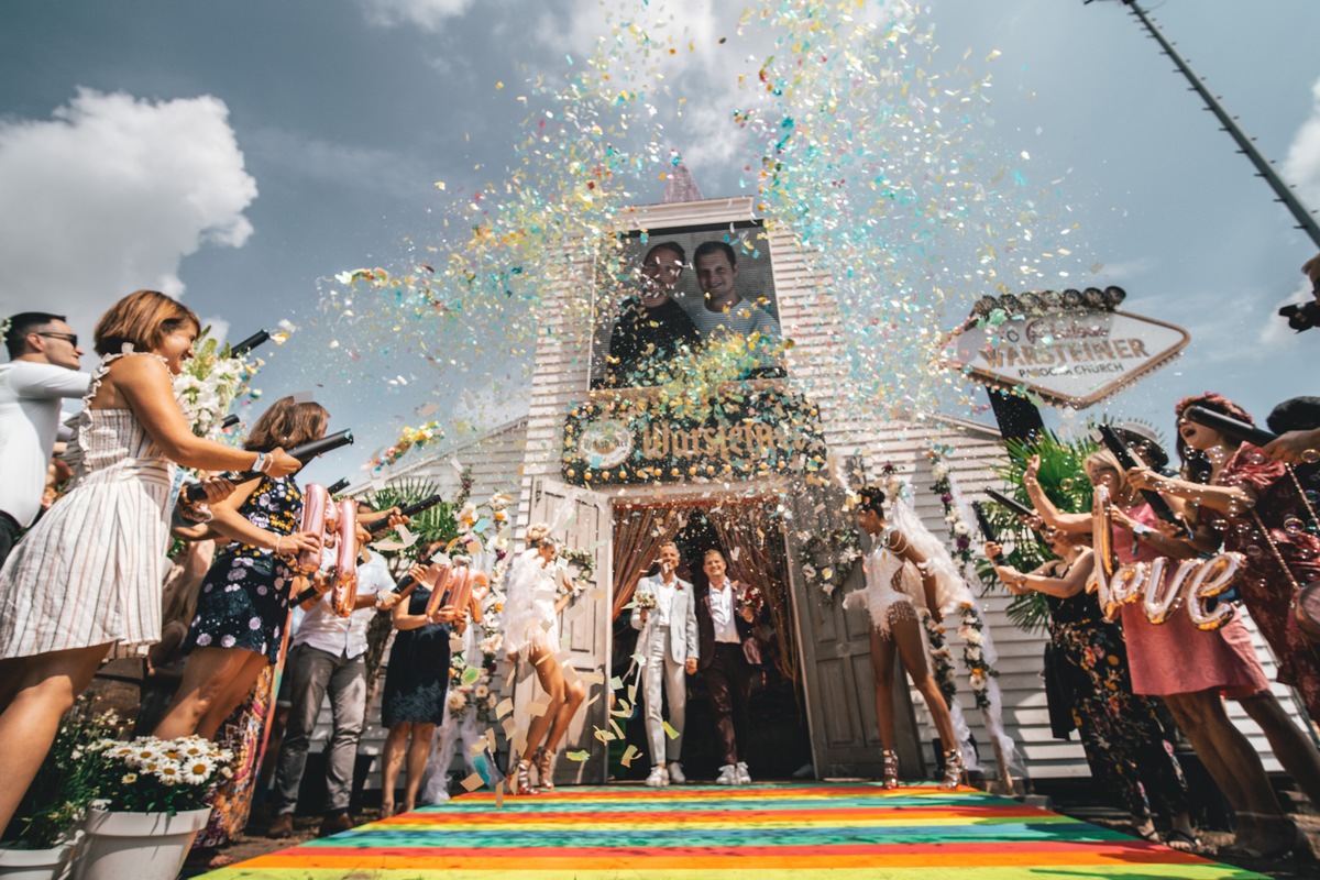 Just Married / Warsteiner feiert erste gleichgeschlechtliche Hochzeit auf dem Parookaville