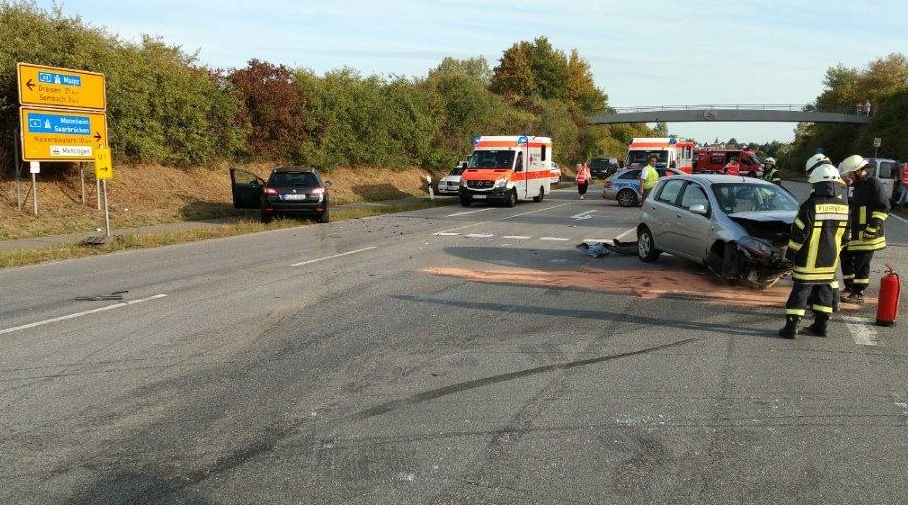 POL-PPWP: Schwerer Autounfall am Baalborner Kreuz