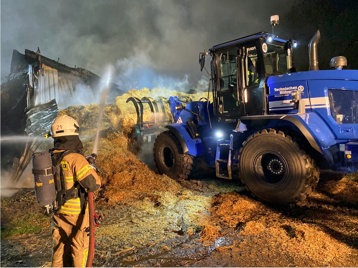 THW HH MV SH: THW unterstützt Löscharbeiten bei Scheunenbrand in Lübeck mit schwerem Gerät