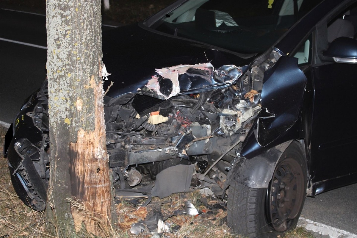 POL-MI: Alkoholisierter Autofahrer prallt gegen Baum