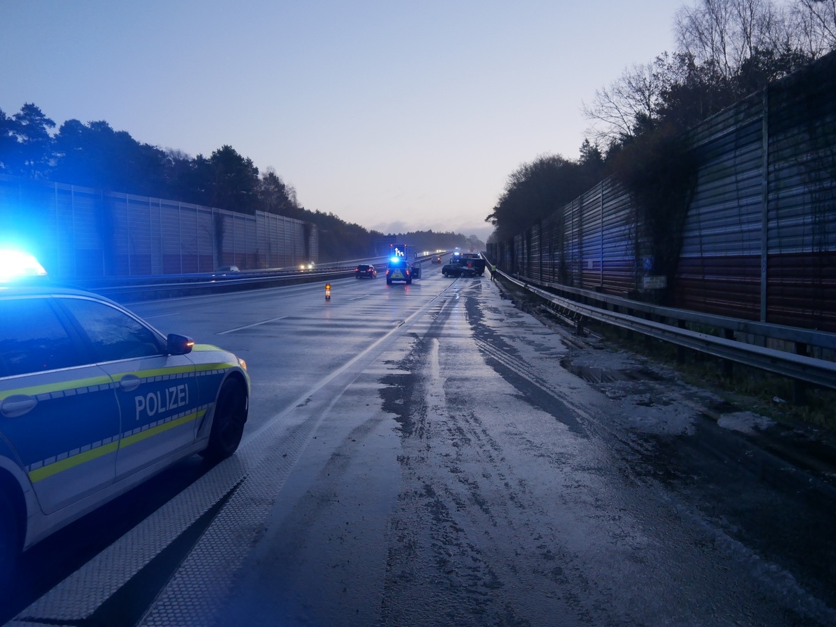 POL-ROW: ++ Zeugenaufruf! ++ Schwerer Verkehrsunfall auf der Bundesautobahn 1: Ein Mensch erleidet tödliche Verletzungen, zwei weitere Personen werden schwer verletzt ++