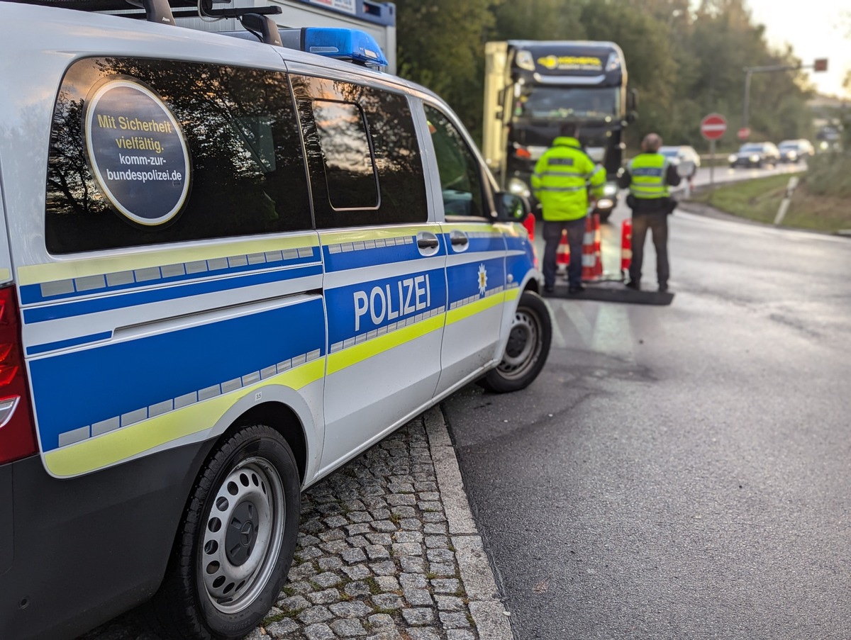 Bundespolizeidirektion München: Mit drei gefälschten Ausweisen an der Grenze erwischt - Bundespolizei Waidhaus schickt falschen Rumänen zurück nach Moldau