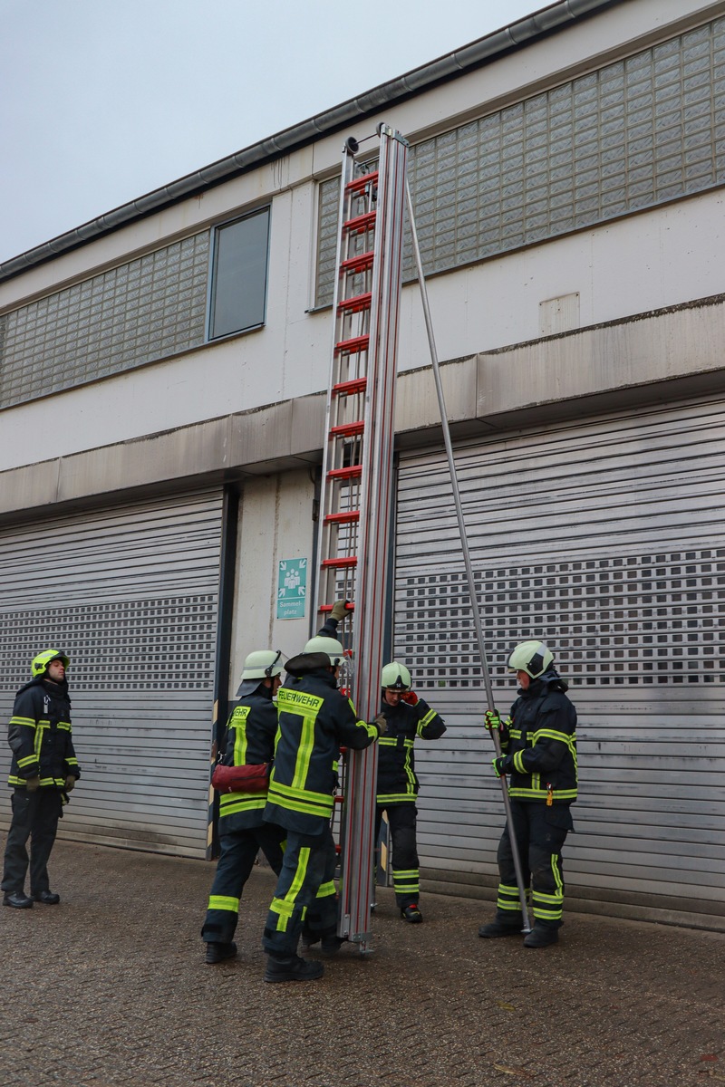 FW-EN: Erfolgreicher Grundausbildungslehrgang der Feuerwehr Schwelm