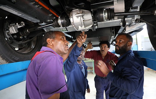 Wissenschaftler der Technischen Universität München geben Lehrenden des Agro Technical &amp; Technology College in Harar Training zu E-Fahrzeug