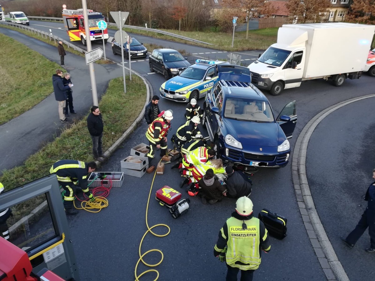 FW-HAAN: Radfahrerin (54) unter Pkw eingeklemmt