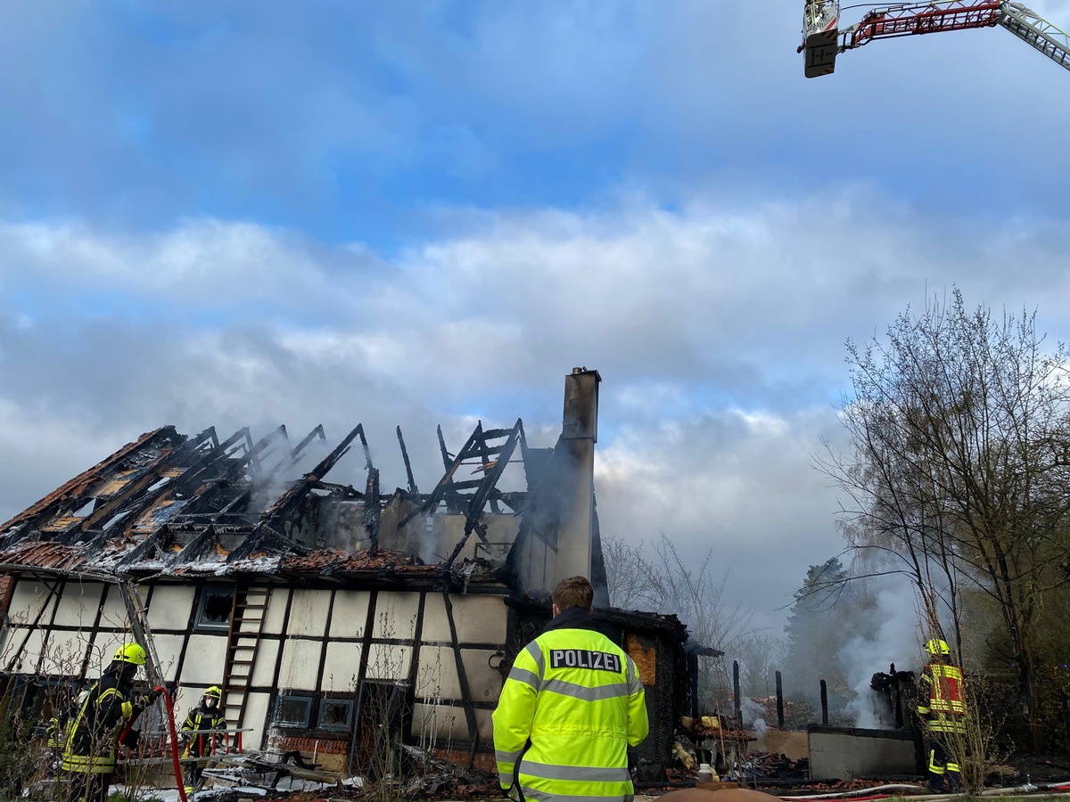 POL-HM: Brand eines Wohnhausanbaus in Brünnighausen