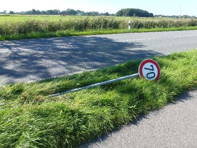 POL-WHV: Verkehrszeichen auf Inhauser Landstraße beschädigt - Zeugen gesucht