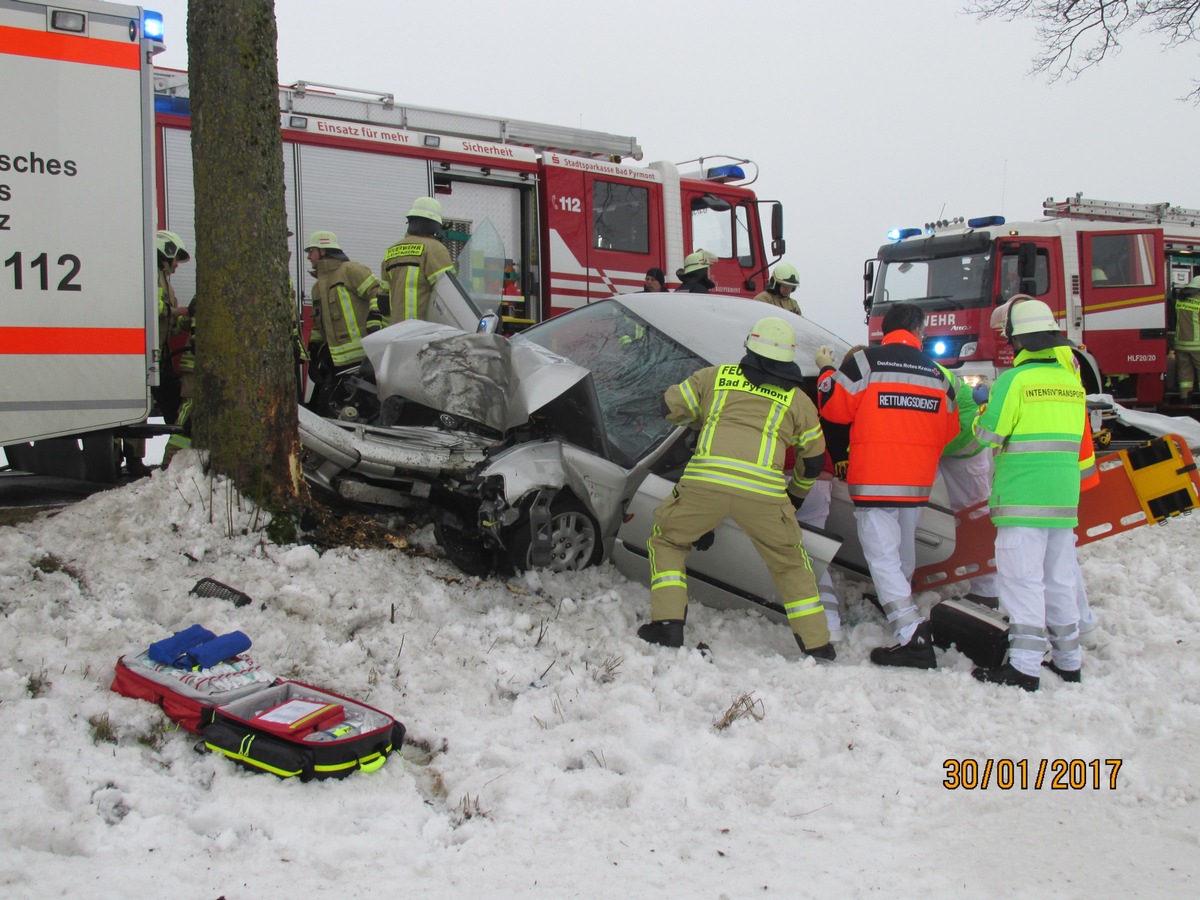 POL-HM: Verkehrsunfall mit einer schwerverletzten Person