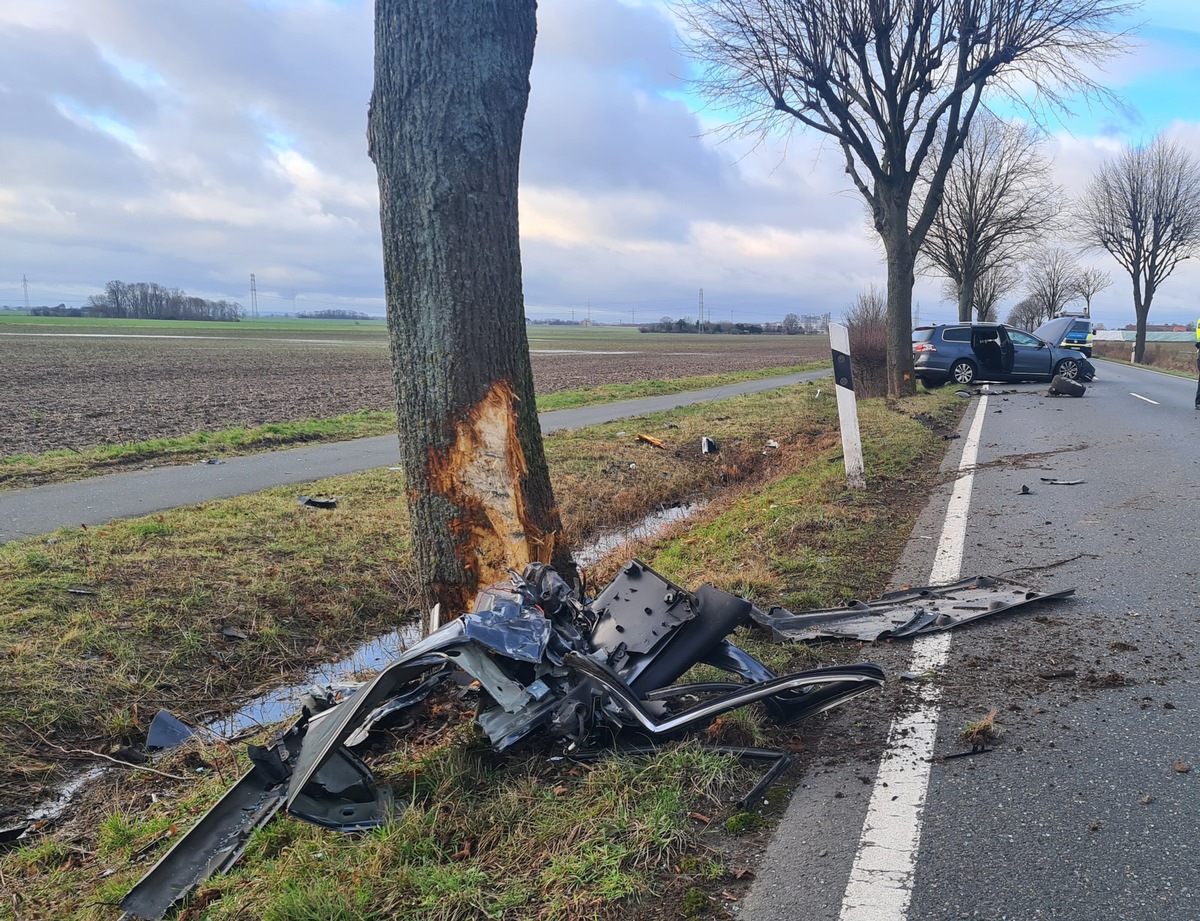 FW Lehrte: Schwerer Verkehrsunfall: Pkw kommt von Fahrbahn ab und prallt gegen Baum