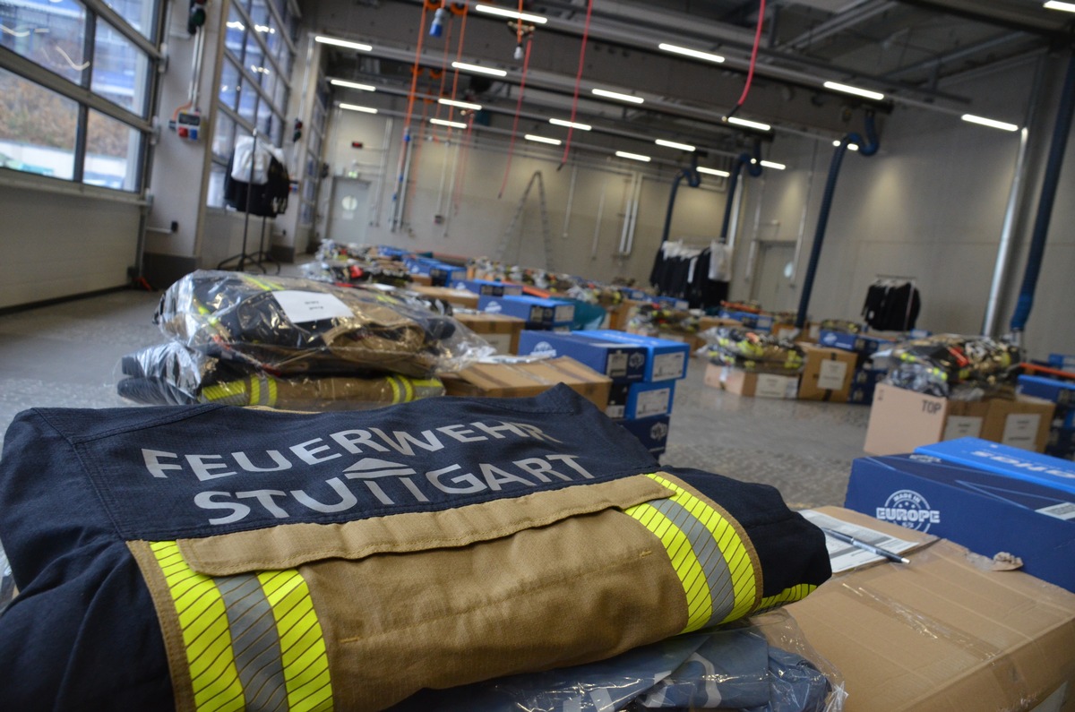 FW Stuttgart: Berufsfeuerwehr Stuttgart rückt in neuer Einsatzkleidung aus