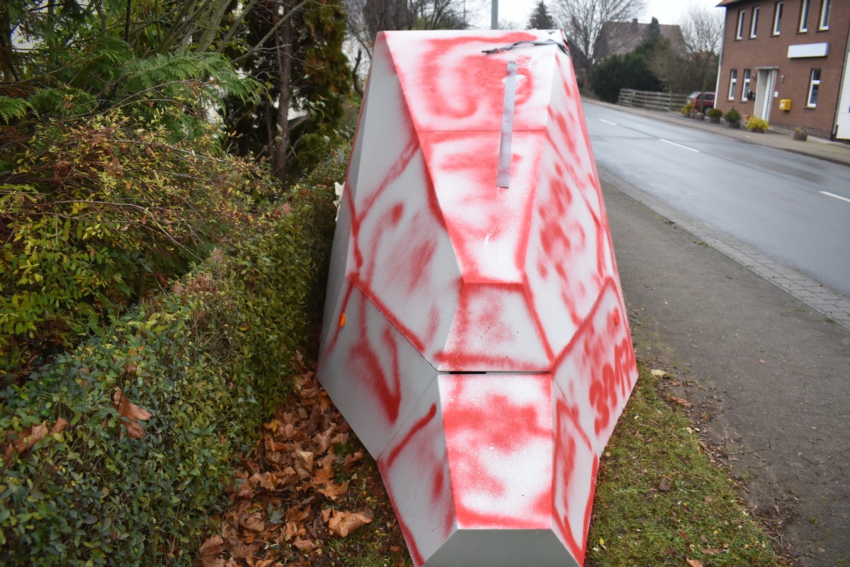 POL-HI: Harsum/Machtsum, Blitzeranhänger mit Farbe beschmiert/besprüht Machtsum, Bettmarer Straße (bu)