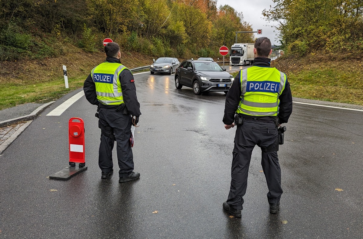 Bundespolizeidirektion München: Bundespolizei Waidhaus: Waffen, Feuerwerkskörper und Haftbefehle