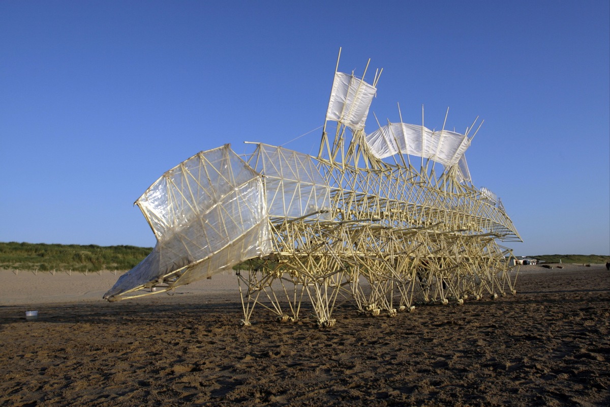 Le Pour-cent culturel Migros présente Theo Jansen  Des créatures de plage envahissent Zurich