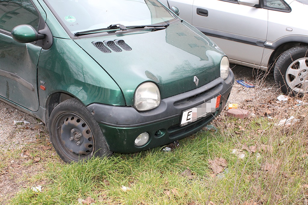 POL-DU: Marxloh: Twingo-Fahrer flüchtet nach Unfall - Zeugen gesucht