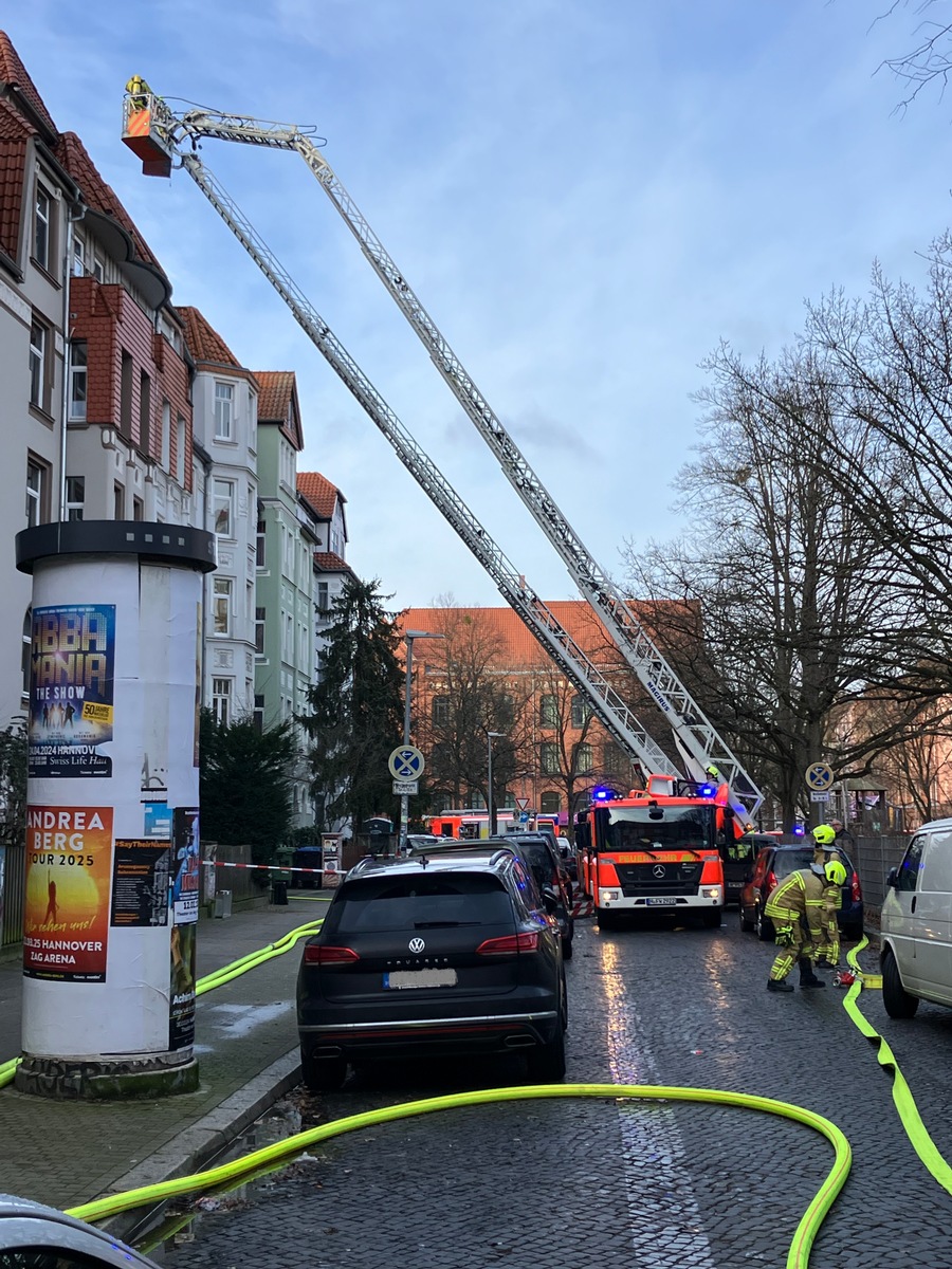 FW Hannover: Brand greift auf Dachstuhl über