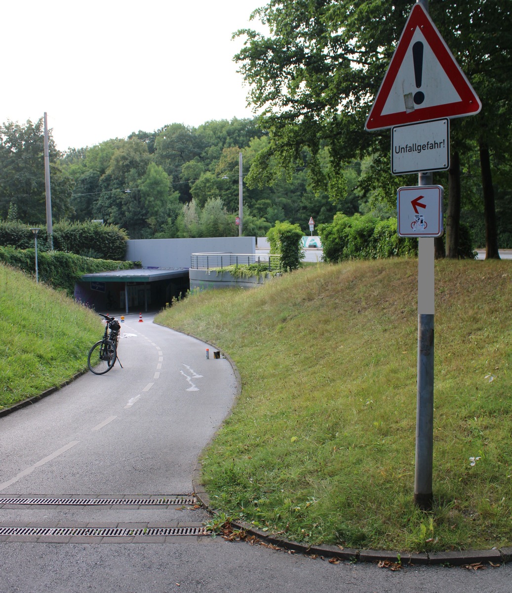 POL-MI: Pedelec-Fahrer stürzt und verletzt sich schwer