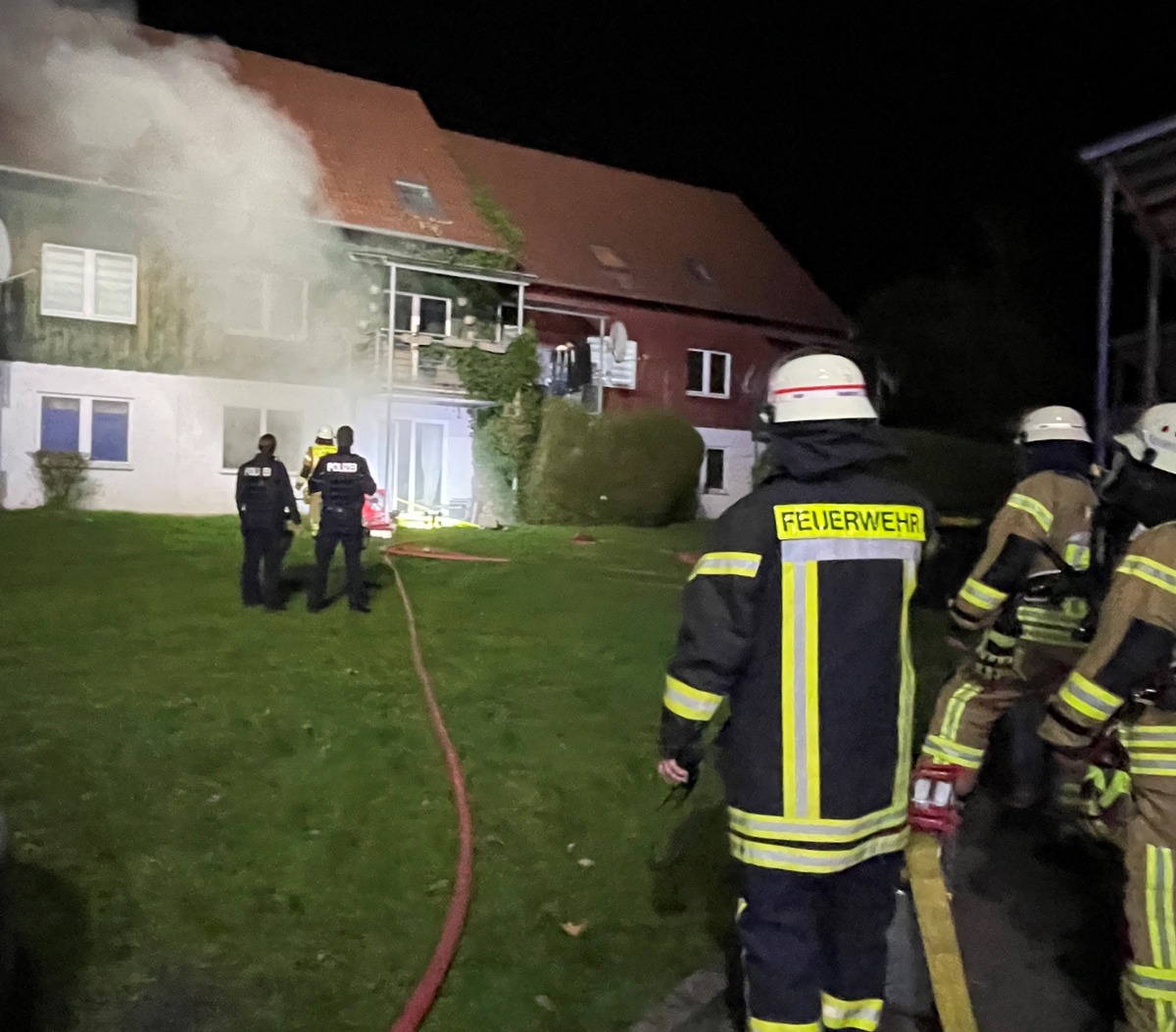 FF Bad Salzuflen: Feuerwehr löscht Zimmerbrand in der Kolberger Straße / Mehrere Wohnungen müssen evakuiert werden. Verletzt wird niemand