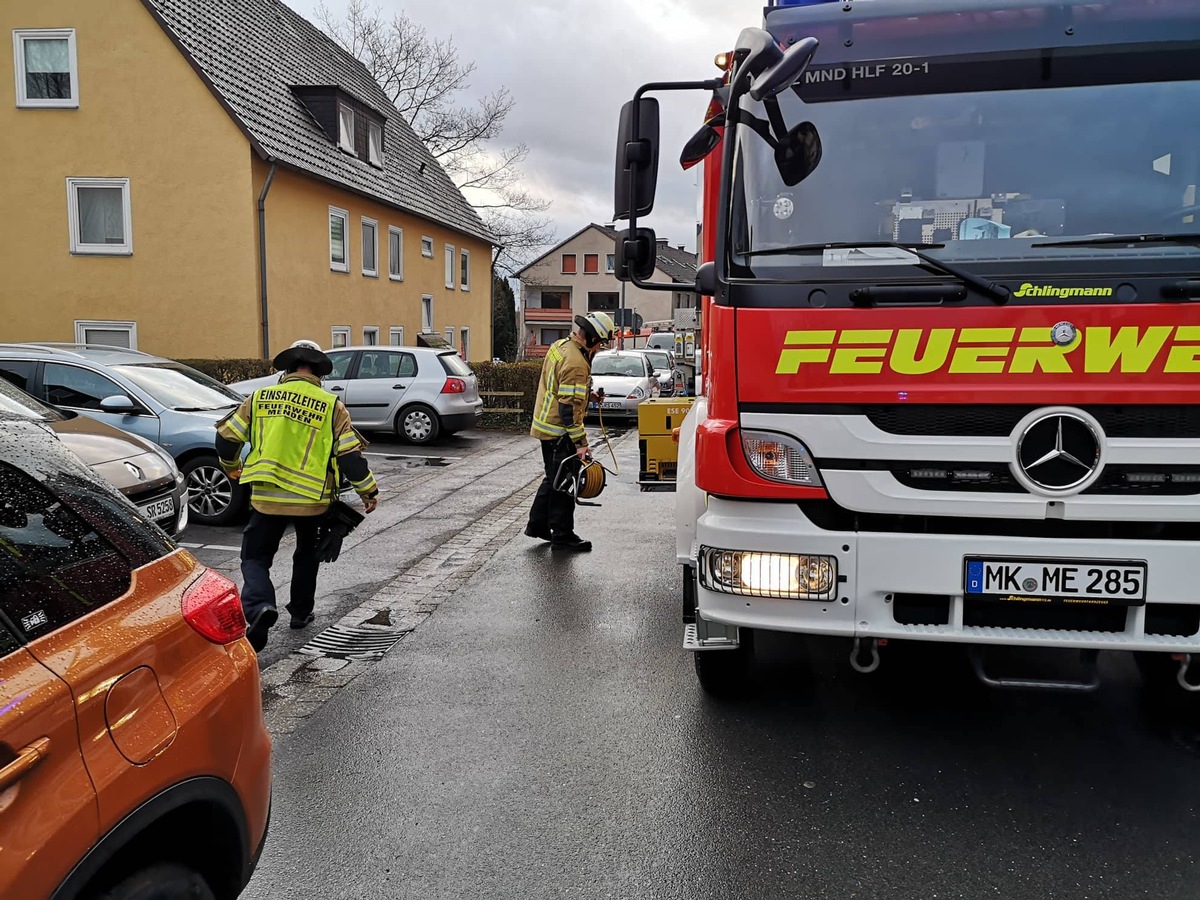 FW Menden: Schwelbrand in Küche schnell gelöscht