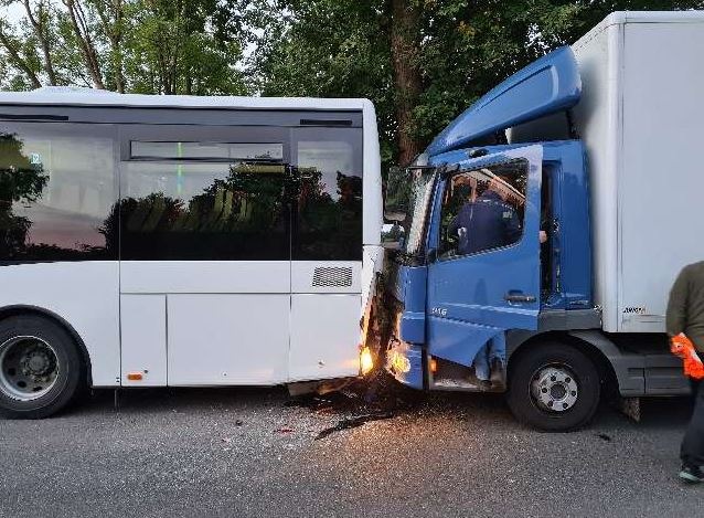 POL-LG: ++ auf Schulbus aufgefahren - 11 Leichtverletzte ++ volltrunken am Steuer ++ Taschendiebe greifen zu ++