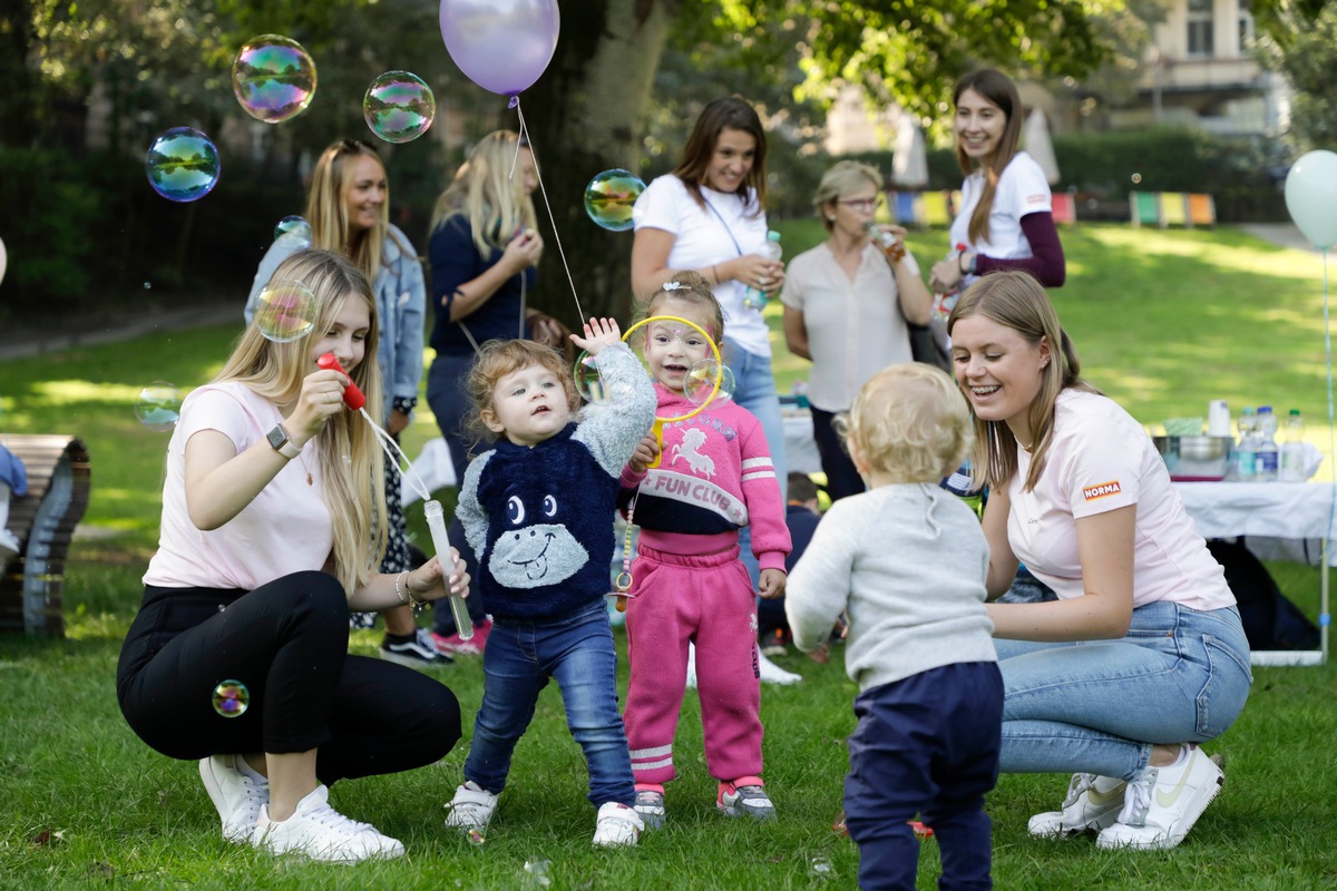 NORMA-Azubis organisieren emotionalen Tag mit Spielen, Bastelaktion und Fotoshooting für Mütter und Kinder des Fürther Wohnheims Frühlingstraße / Marmeladenglasmomente mit den Auszubildenden