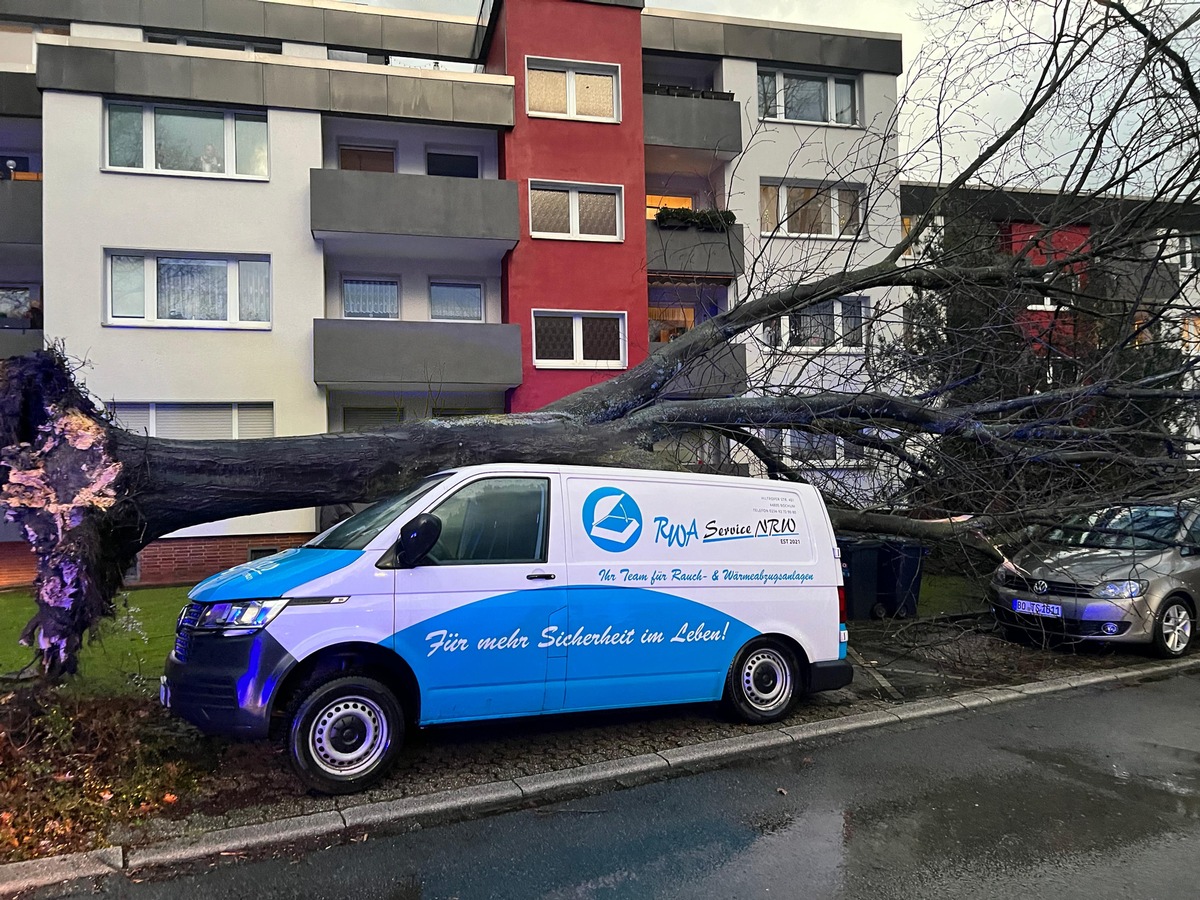 FW-BO: Winterunwetter Zoltan in Bochum: UMGESTÜRZTE BÄUME AUF AUTOS UND HÄUSER, STARKER REGEN UND GEWITTER