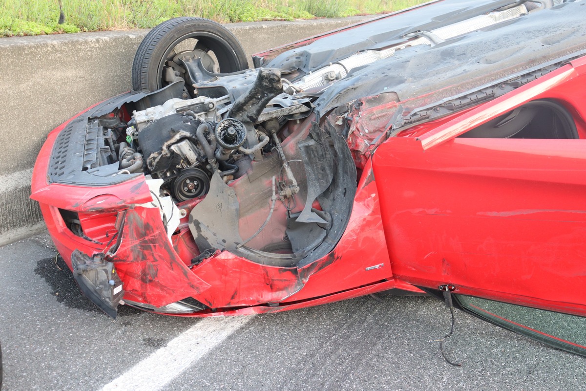 POL-BI: Audi rutscht auf dem Dach über die Autobahn 33