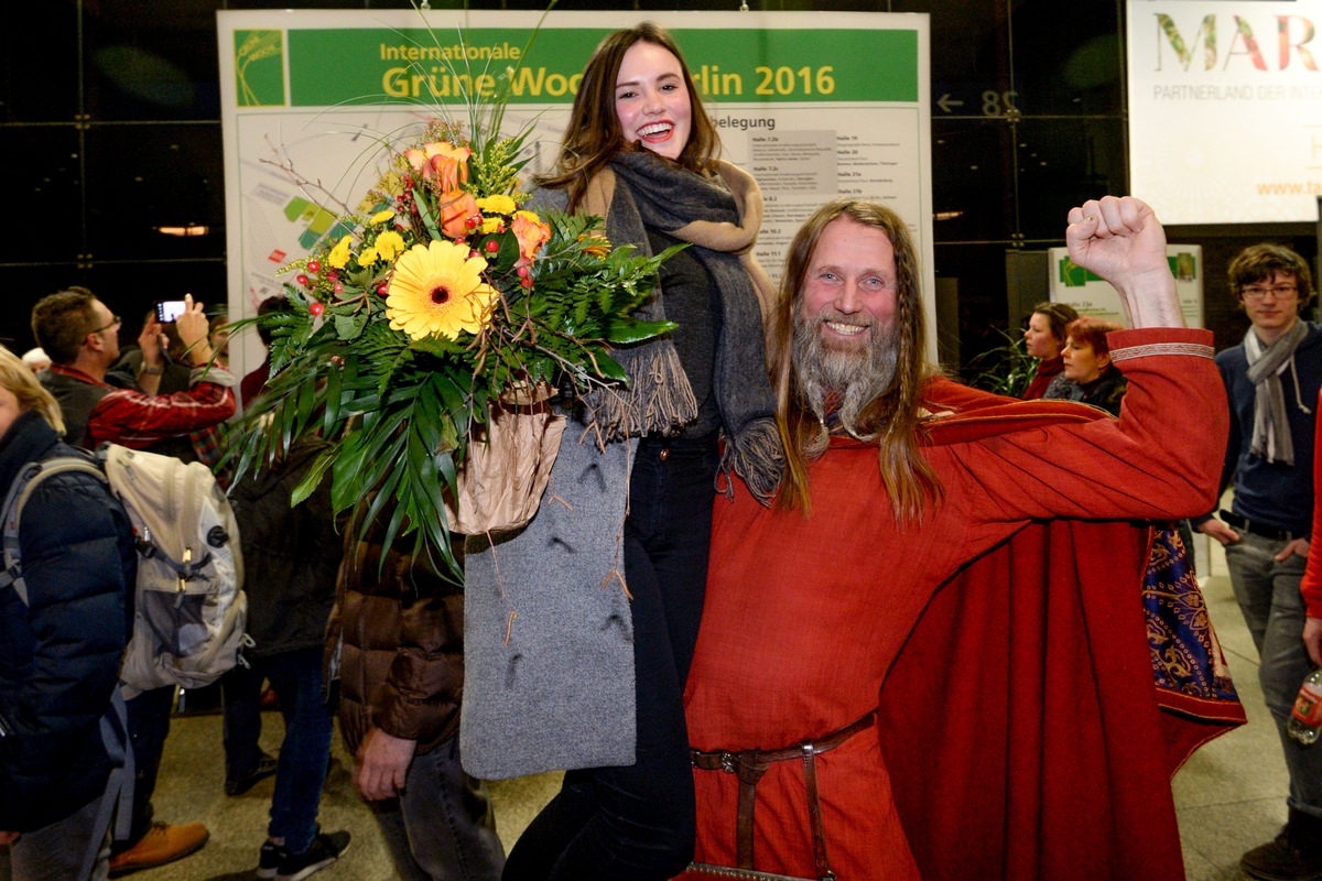 Grüne Woche 2016: 300.000. Besucherin auf den Arm genommen