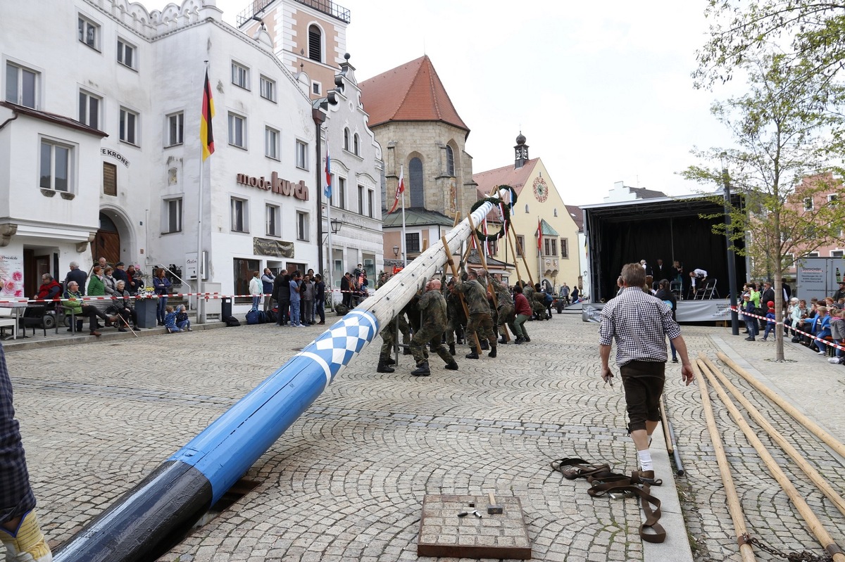 Panzerbrigade 12 packt an: Der Maibaum steht