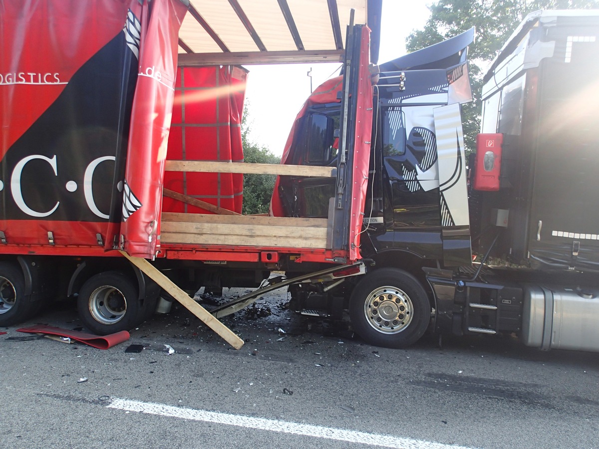 POL-VDMZ: Schwerer LKW -Unfall auf der A 61