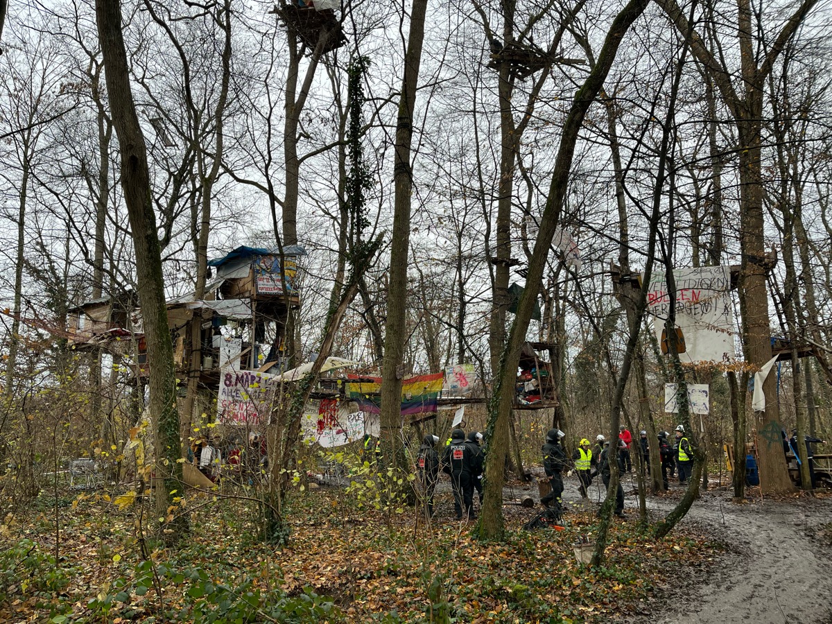 POL-FR: Freiburg: Einsatzmaßnahmen im Zusammenhang mit der Räumung einer besetzten Waldfläche - Person aus hilfloser Lage gerettet