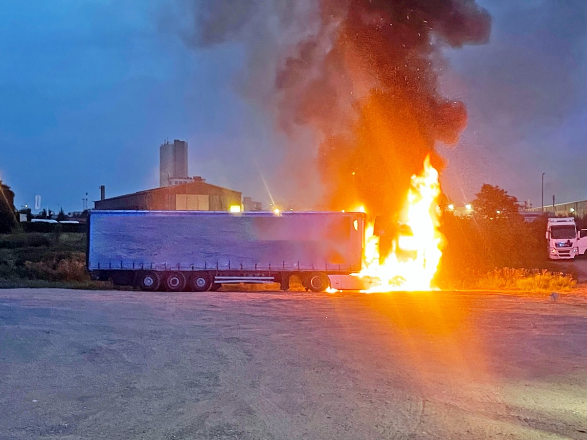 FW-NE: LKW in Vollbrand | Zugmaschine vollständig ausgebrannt