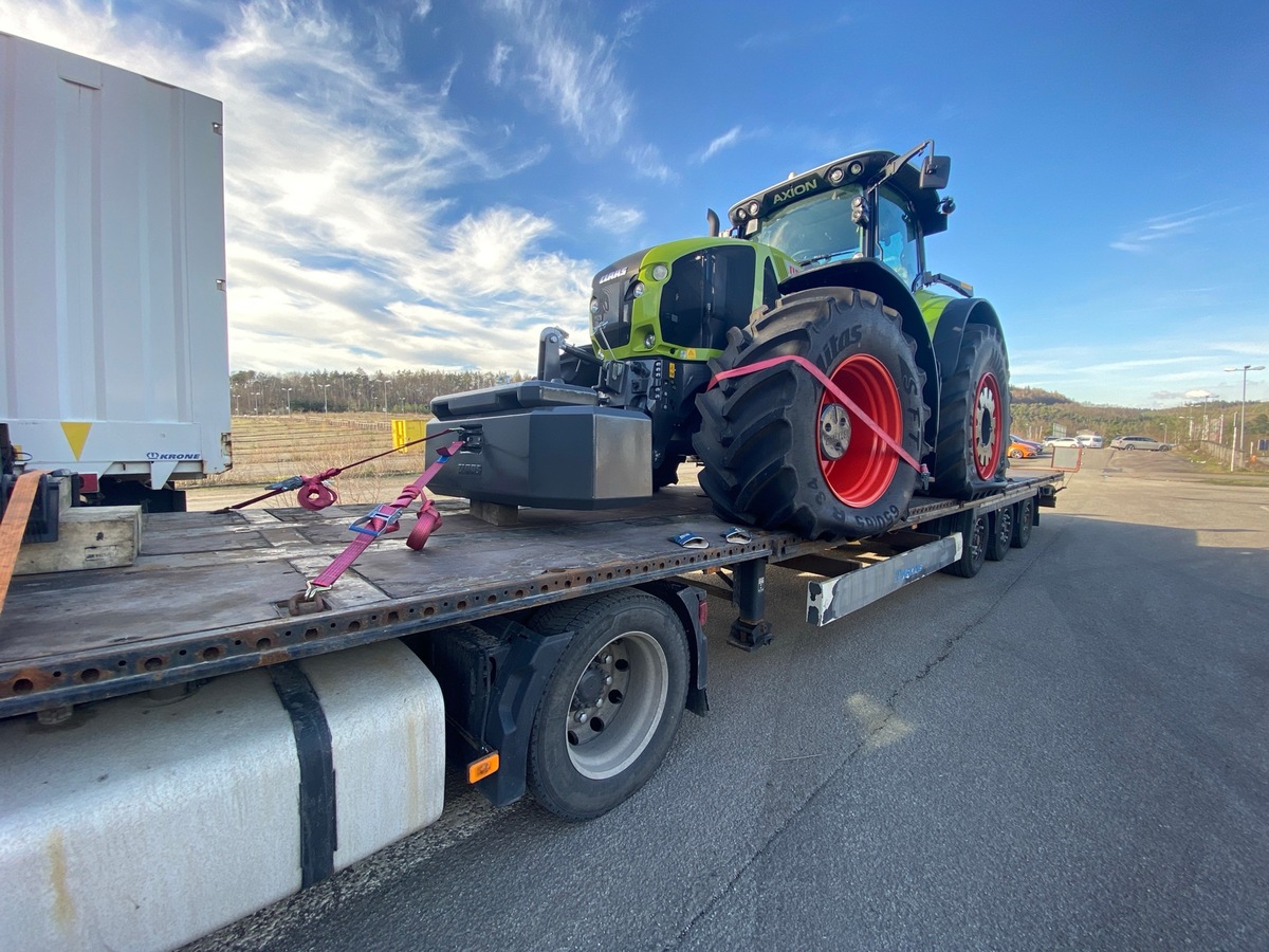 POL-PDKL: Traktor droht von der Ladefläche zu fallen...