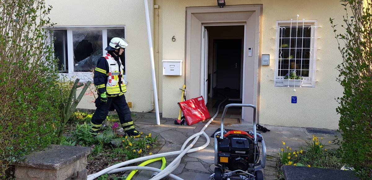 FW-EN: Zwei Einsätze zeitgleich: Küchenbrand Am Ossenbrink und schwerer Unfall auf der Wetterstraße