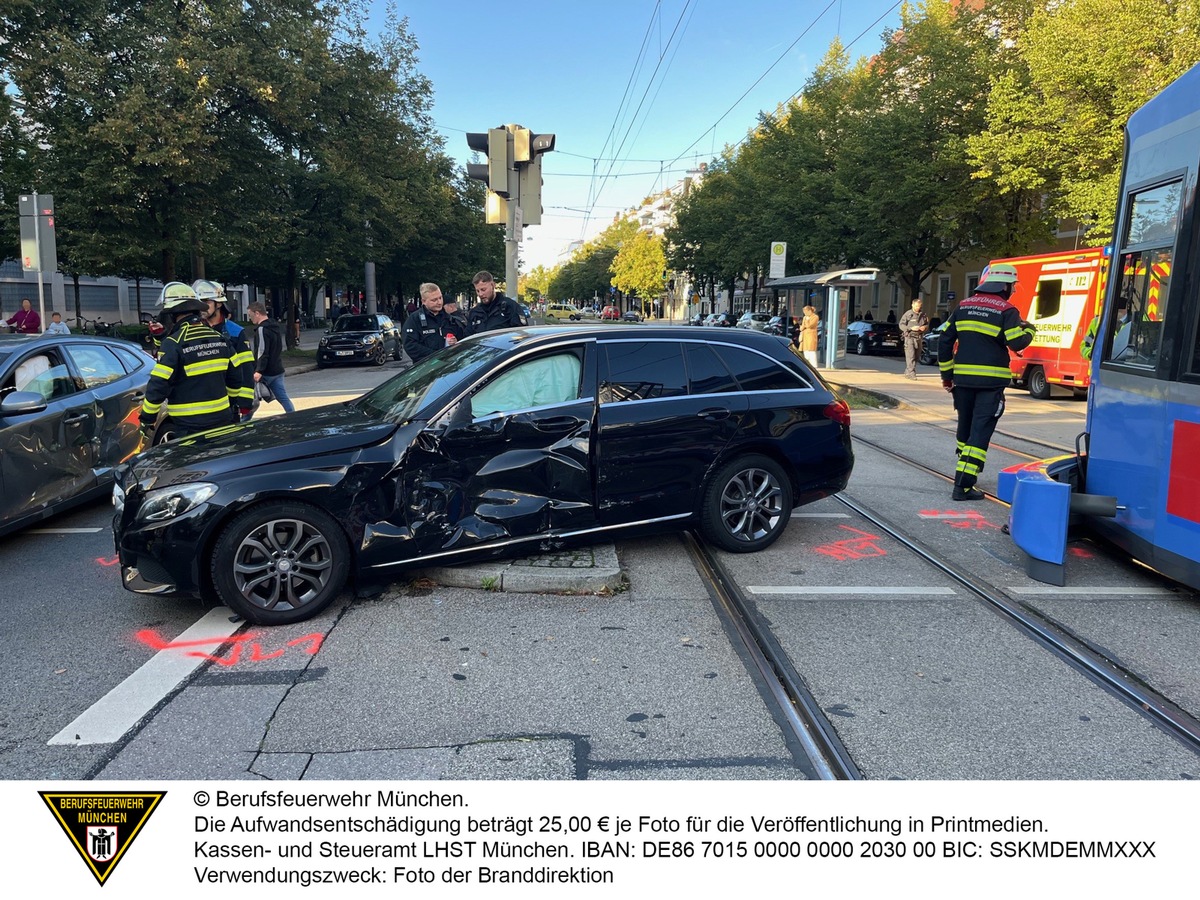 FW-M: Straßenbahn kollidiert mit Pkw (Schwabing-West)