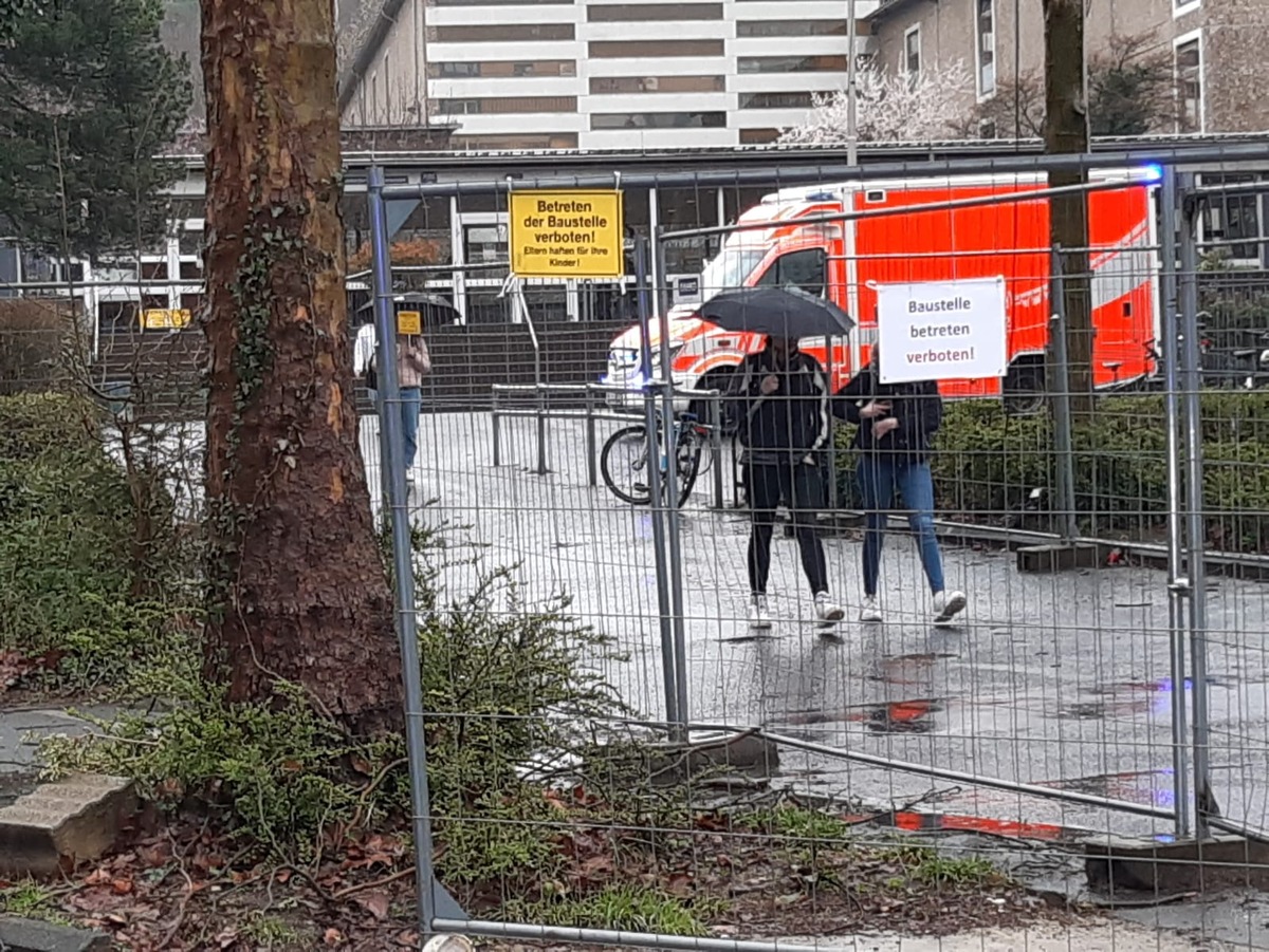 FW-GL: Brandgeruch im Dietrich-Bonhoeffer-Gymnasium im Stadtteil Heidkamp von Bergisch Gladbach