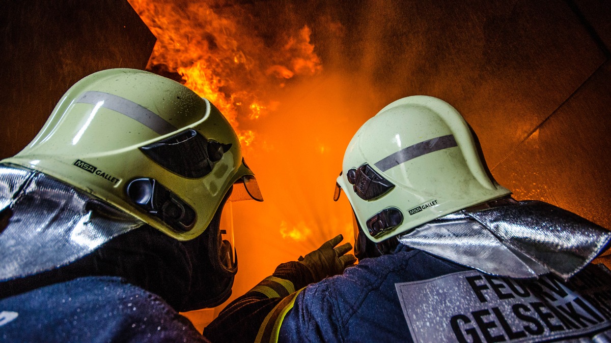 FW-GE: Wohnungsbrand in Bulmke-Hüllen / Zwei Personen mit Verdacht auf Rauchvergiftung werden in ein Gelsenkirchener Krankenhaus eingeliefert