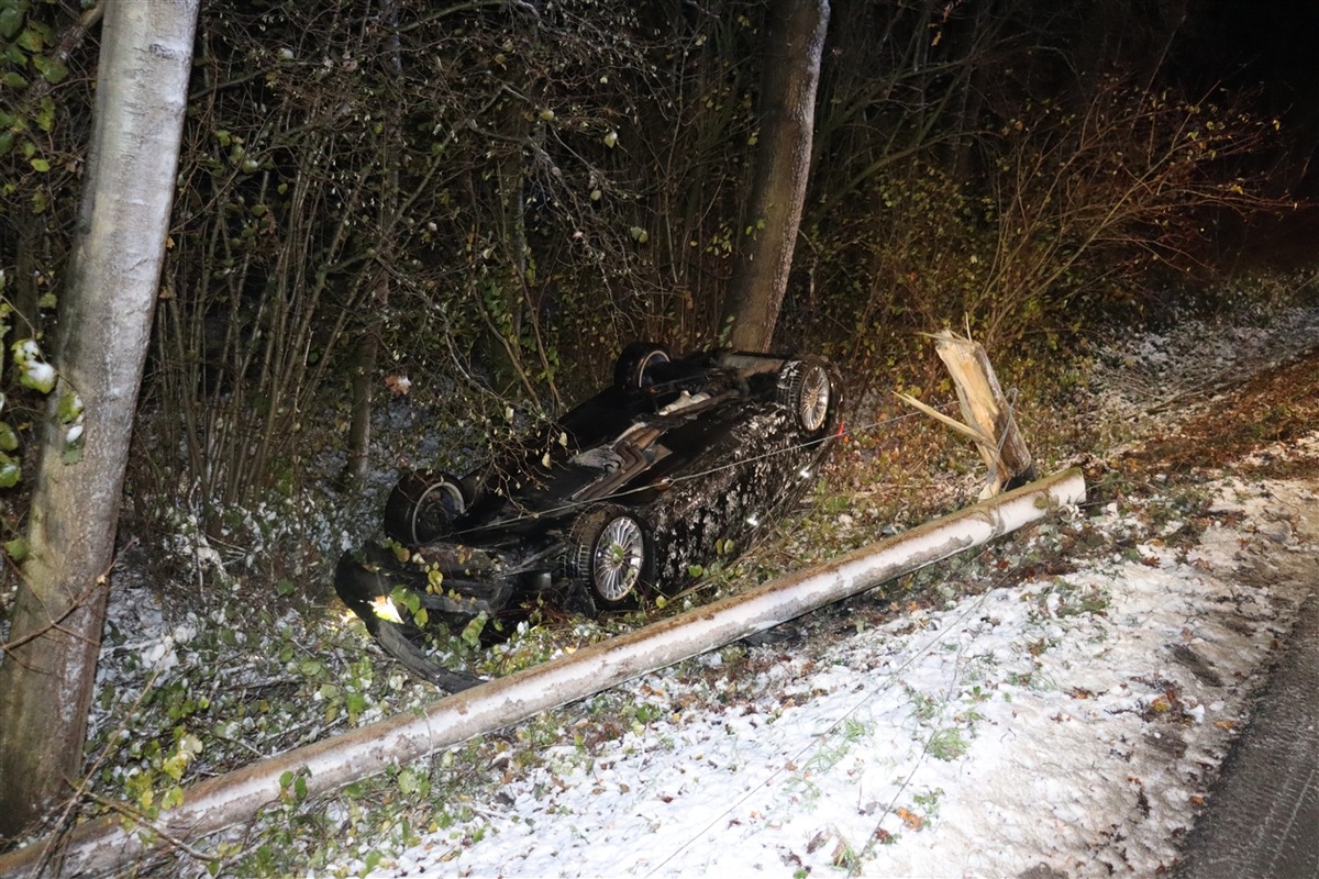 POL-HF: Glatte Fahrbahn sorgt für Unfall- BMW schleudert in Graben