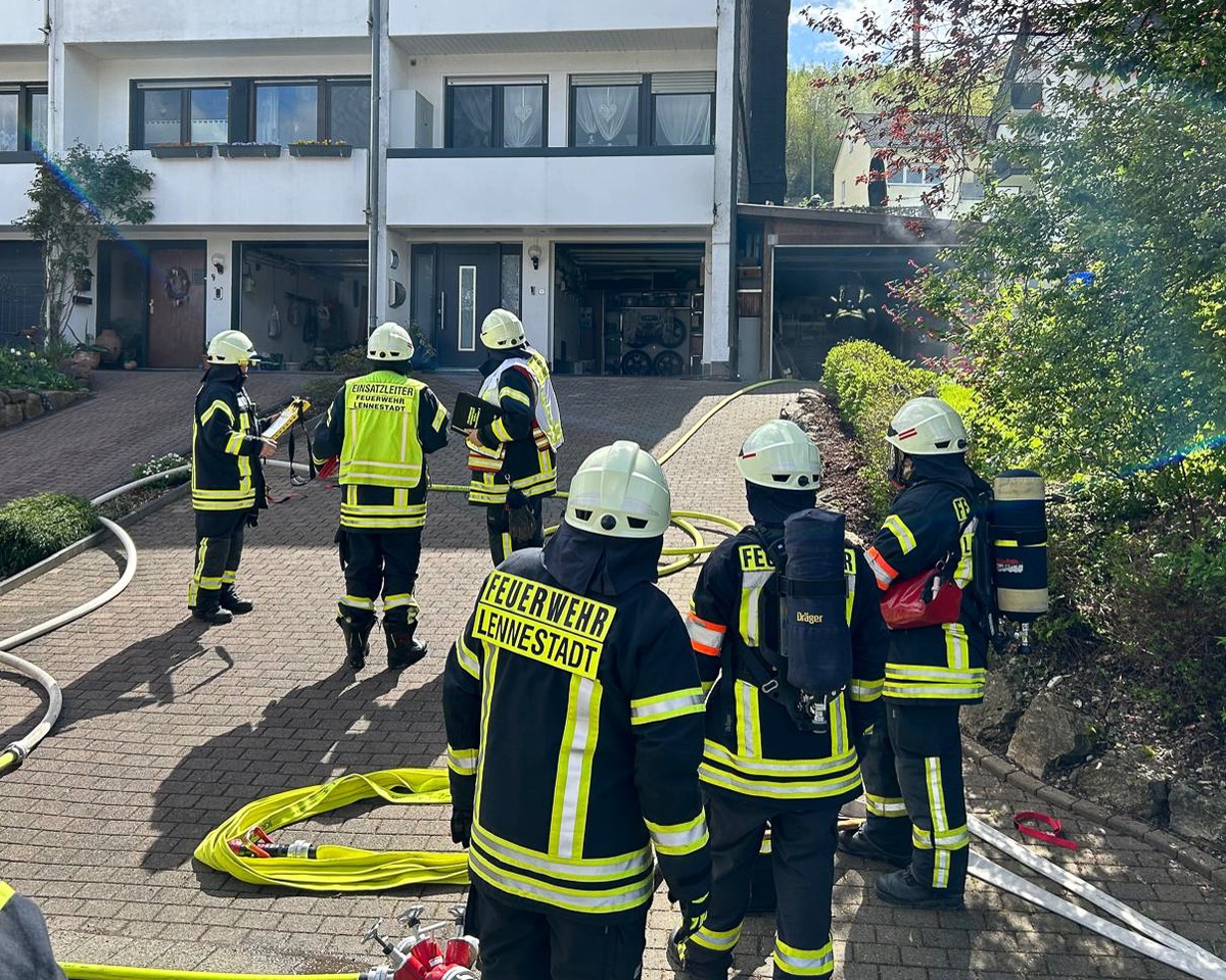 FW-OE: Garagenbrand in Grevenbrück - Wohnung unbewohnbar