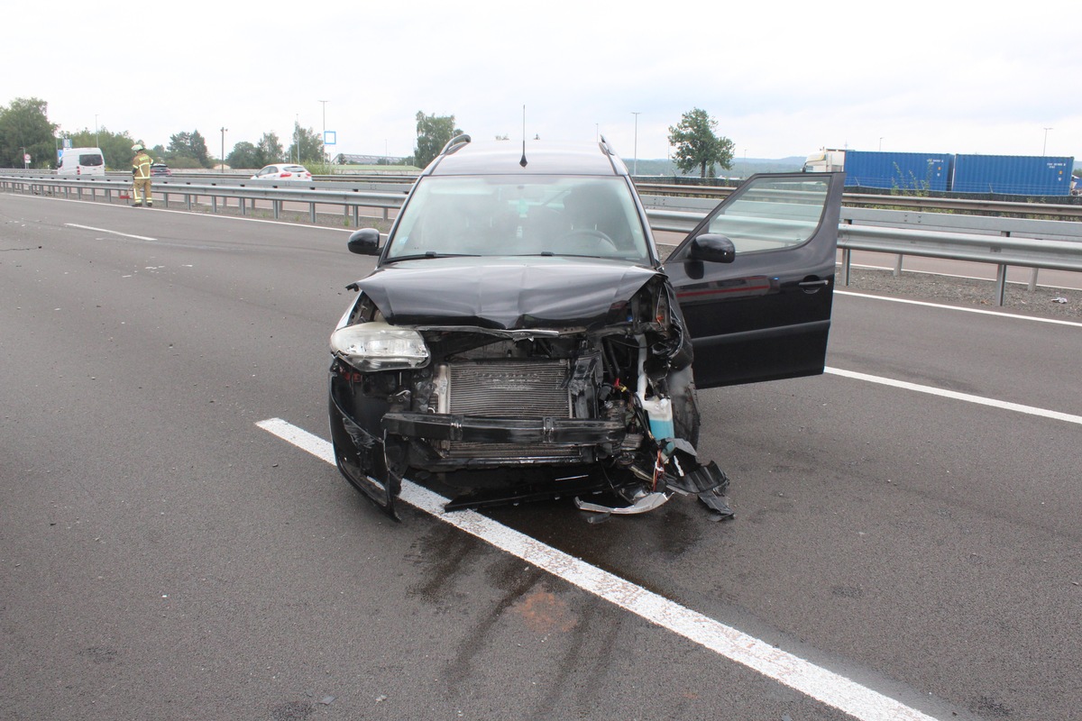 POL-PDKL: Fahrstreifenwechsel führt zu Unfall mit Verletzten